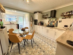 Cartlodge Avenue- click for photo gallery